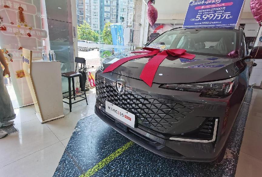 刚需买车，25岁宝妈进店首探，相中长安CS55 PLUS