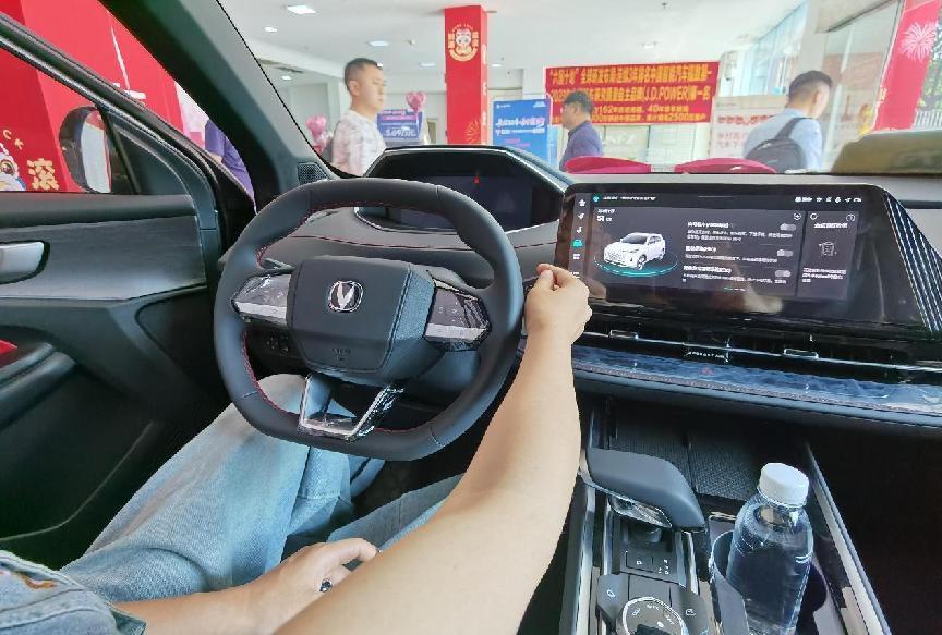 刚需买车，25岁宝妈进店首探，相中长安CS55 PLUS