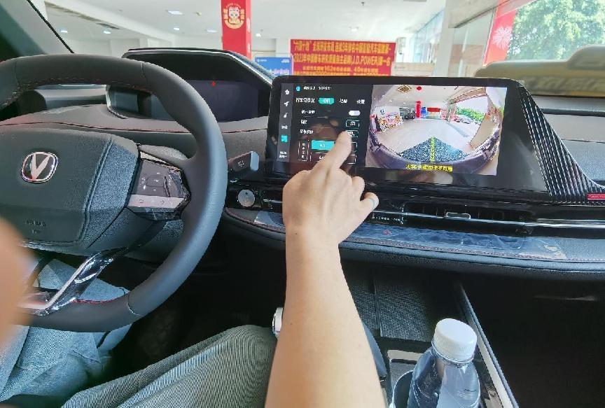 刚需买车，25岁宝妈进店首探，相中长安CS55 PLUS