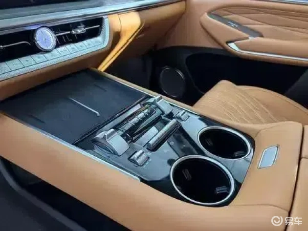 豪华智能新宠：坦克500对飚问界M8，彩电沙发加持