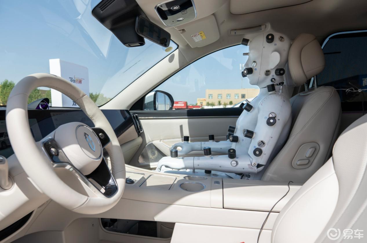 强光下130km/h刹停！问界M8的安全极限到底在哪儿？