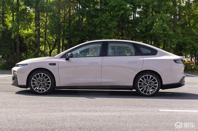 极狐这次动真格了!3.7秒破百性能,15万级别闭眼入?