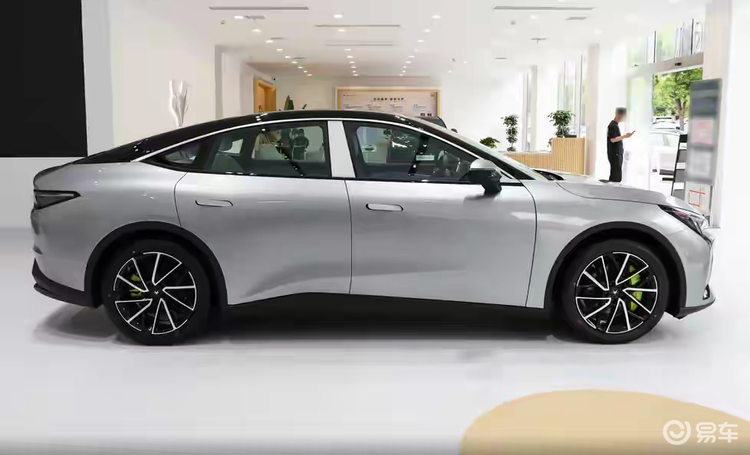 极狐这次动真格了!3.7秒破百性能,15万级别闭眼入?