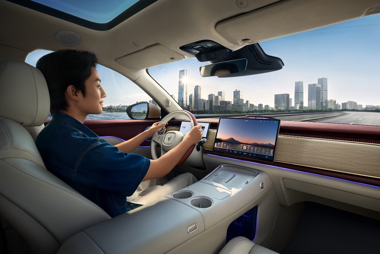 满血华为纯电SUV，岚图知音以“配置平权”重塑市场标杆