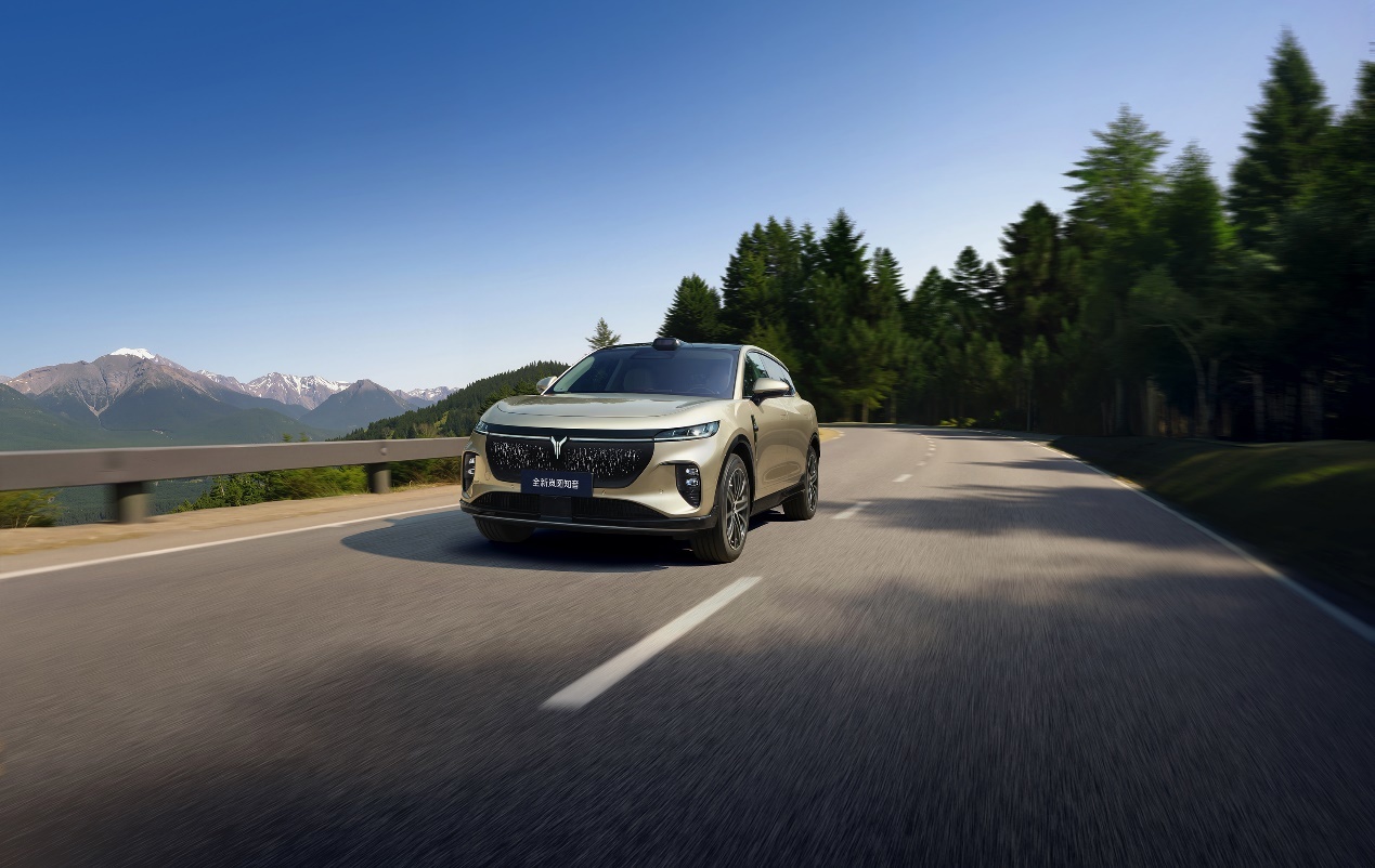 满血华为纯电SUV，岚图知音以“配置平权”重塑市场标杆