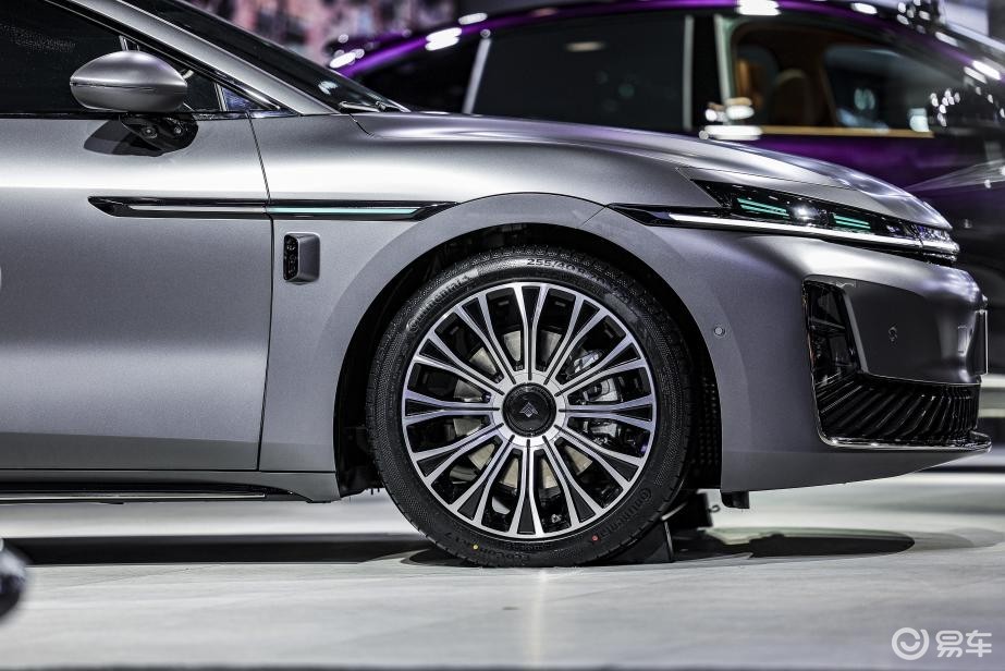 广汽携手华为首款智慧旗舰轿车——广汽昊铂A800亮相成都