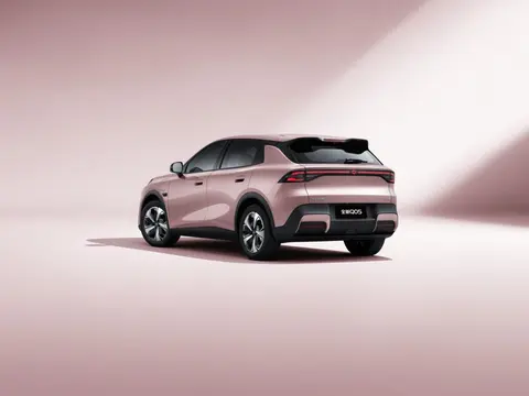 00后人生第一台车，看中长安启源全新Q05、比亚迪元UP，该咋选？