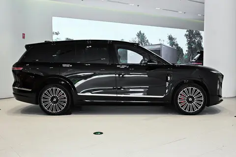 不到半年交付破7万，连续三个月销量夺魁，蔚来ES8究竟有何魔力？