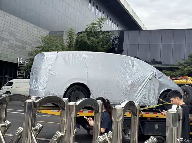 2026成都车展探馆：新款理想MEGA 引入后轮转向/四颗激光雷达